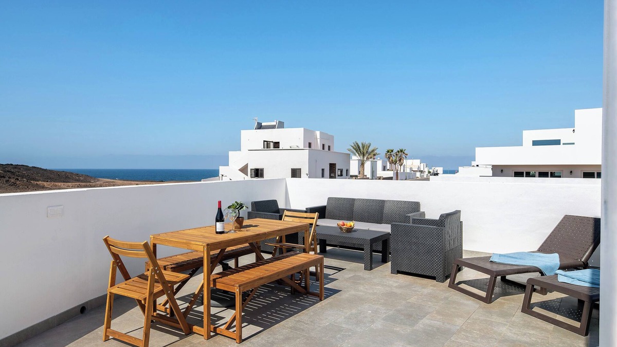La Santa House | Vacation Home 'Ocean 1' with Mountain View, Wi-Fi and Air Conditioning