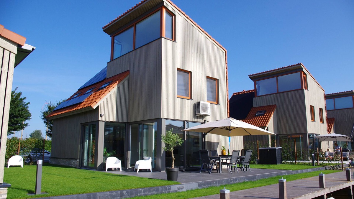 Heeg House | Vacation home on the water with boat, air conditioning, sauna, bike, SUP and BBQ