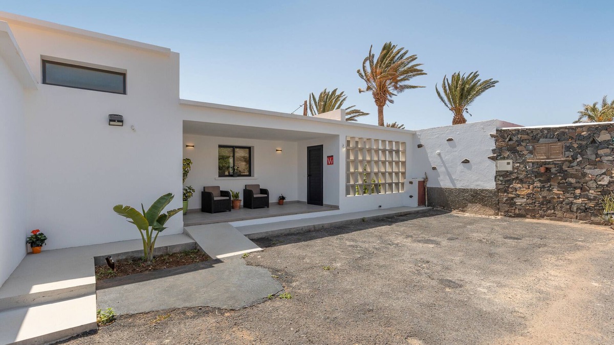 Ajuy House | Vacation Home 'Ternemoyschool' with Mountain View, Private Terrace and Wi-Fi
