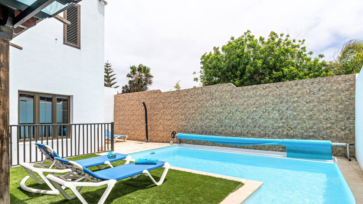 Tinajo House | Vacation Home "Valeria" with Private Pool & Wi-Fi