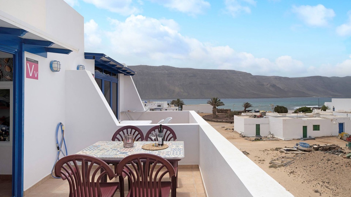 Caleta de Sebo House | Vacation Home 'Vista Al Mar, La Graciosa' with Sea View, Private Terrace and Wi-Fi