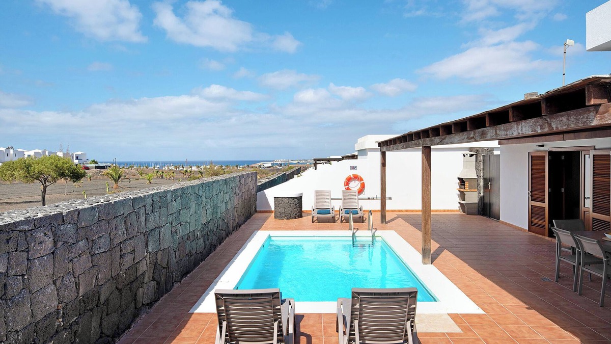 Playa Blanca House | Vacation Home "Villa Rubí" with Sea View, Private Heated Pool und Wi-Fi