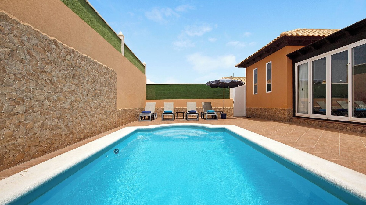 Corralejo Villa | Vacation Home 'Villa Contenta' with Pool & Wi-Fi