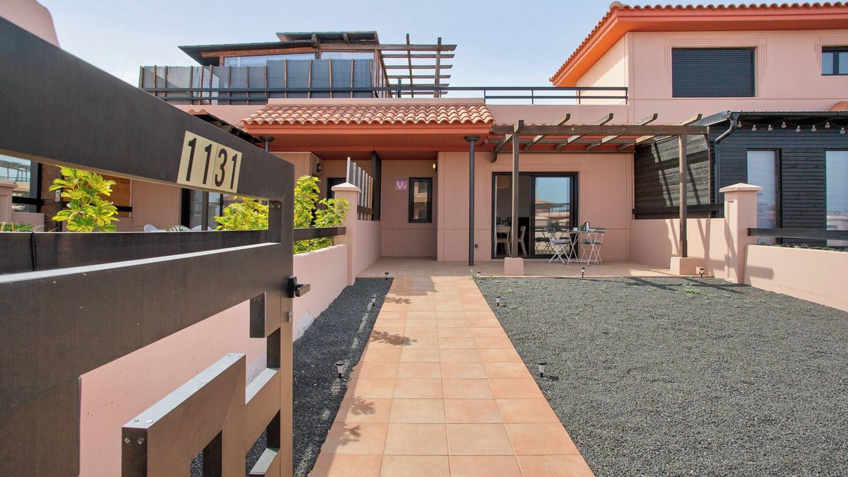 La Oliva House | Vacation Home "Villa Norteventura" with Mountain View, Shared Pool & Wi-Fi