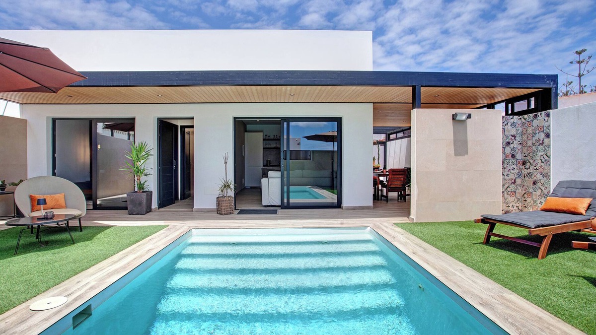 Corralejo House | Vacation Home "Villa Toro" with Private Pool, 2 Private Terraces & Wi-Fi