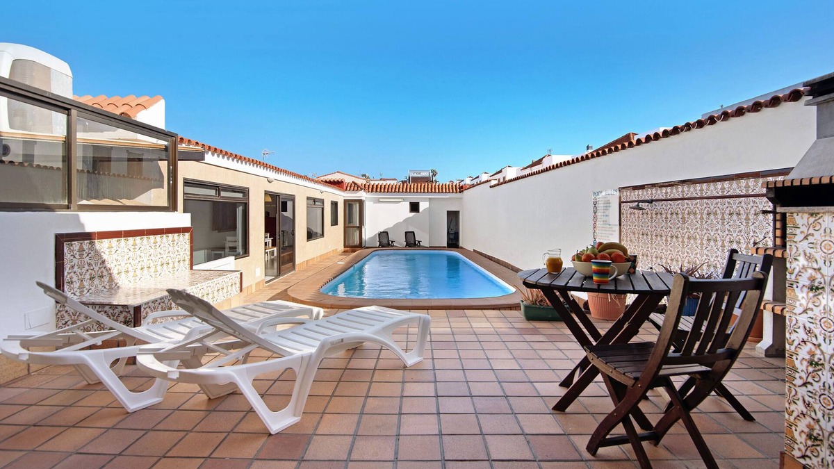 Telde House | Vacation Home "Vivienda Vacacional Casa Marina" with Private Heated Pool, 2 Terraces & Wi-Fi