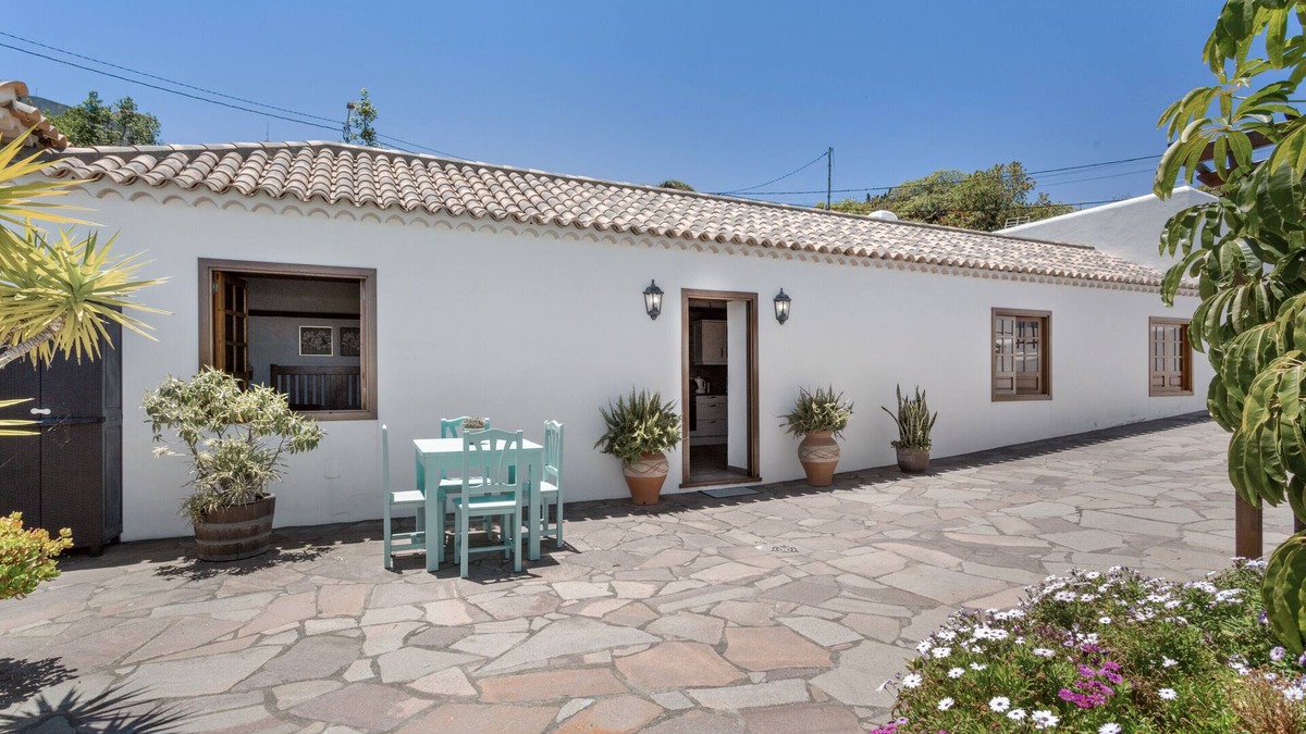 El Tanque House | Vacation Home 'Volcán 16' with Private Terrace, Private Garden and Wi-Fi