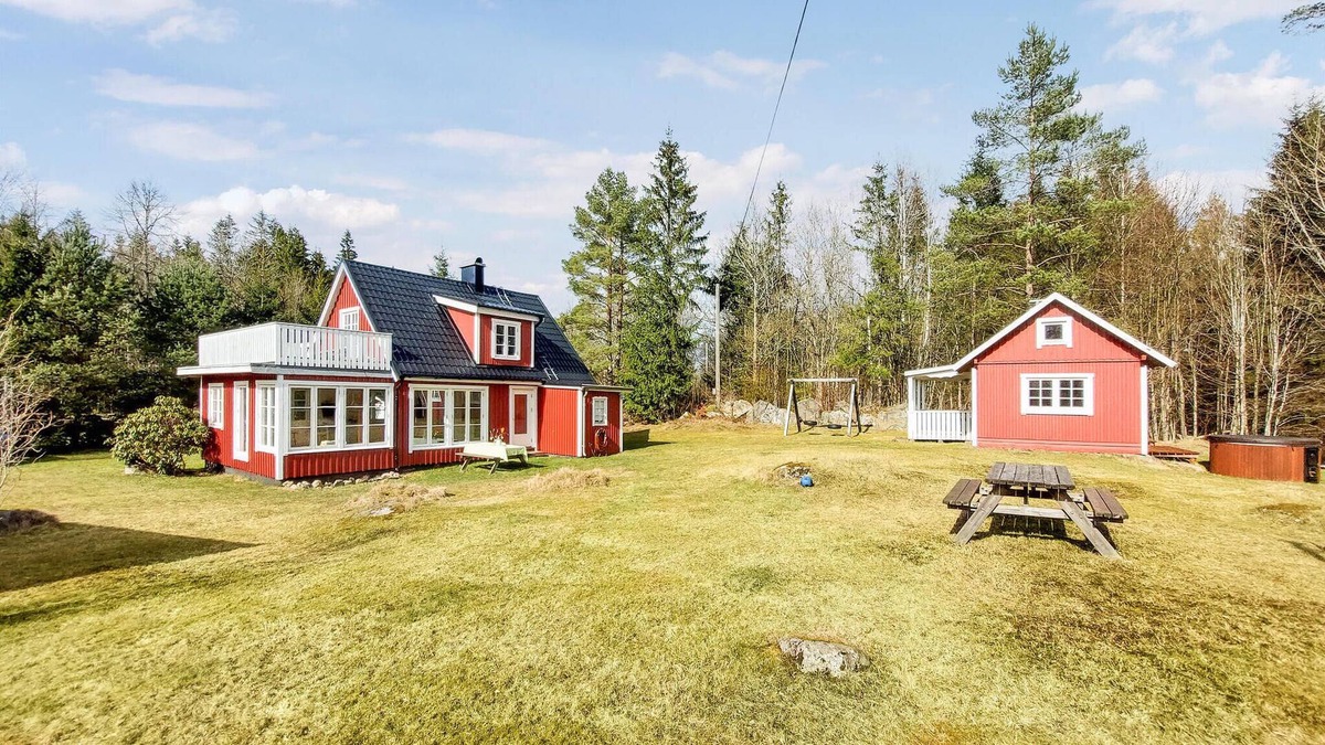 Osby House | Vacation home with outdoor jacuzzi in the middle of the forest