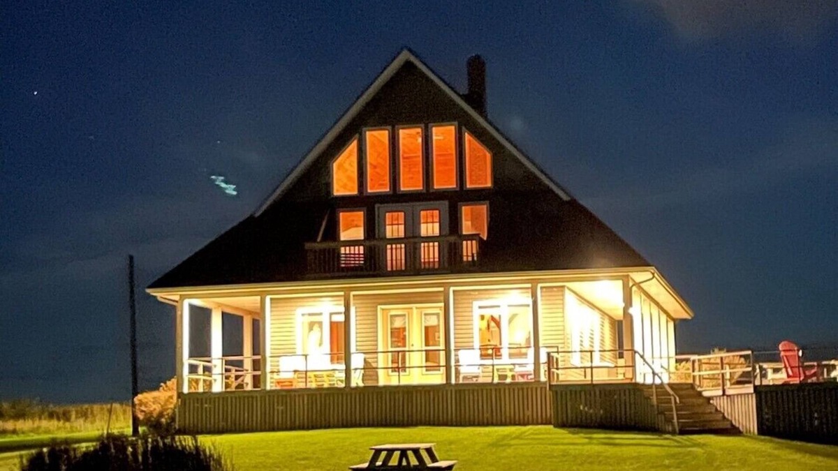 Park Corner House | Vacation Home With Panoramic Ocean Views, Only a 3 Minute Drive From Beach