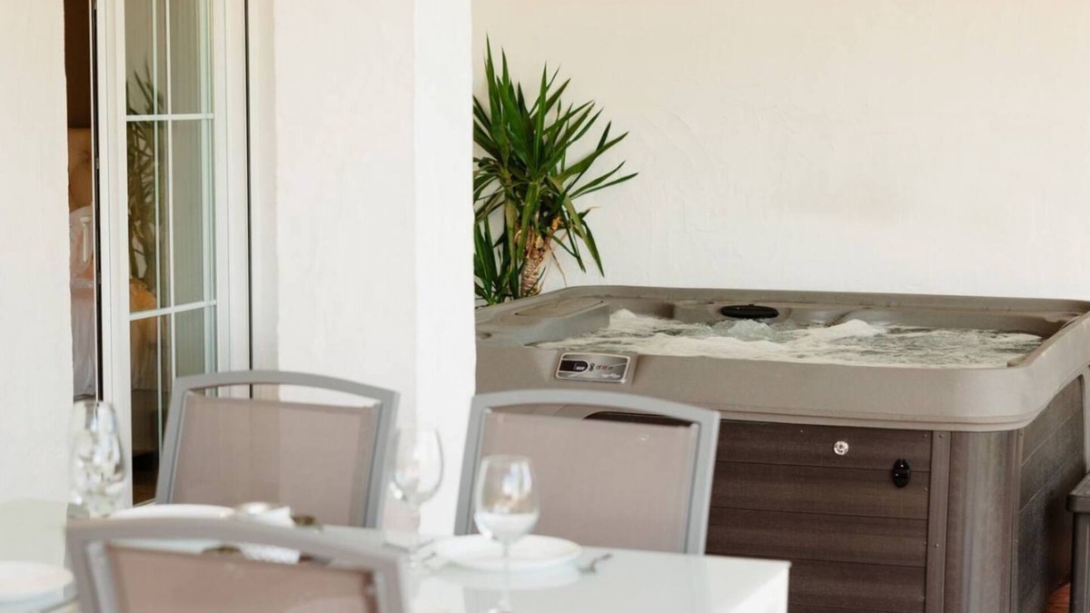 Istan Apartment | Vacation home with sea view, private garden and jacuzzi and garage
