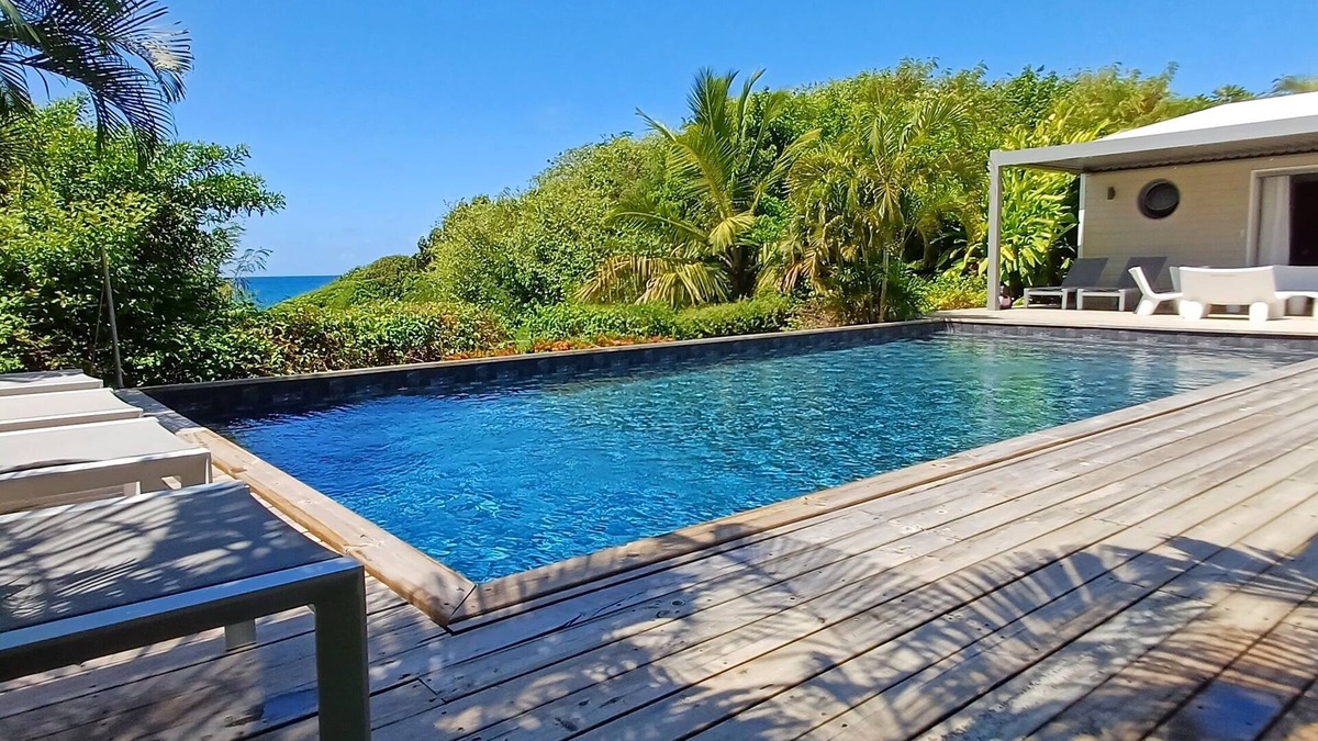 Grande-Terre Villa | Vacation house in front of the sea - access to the sea from the garden gate