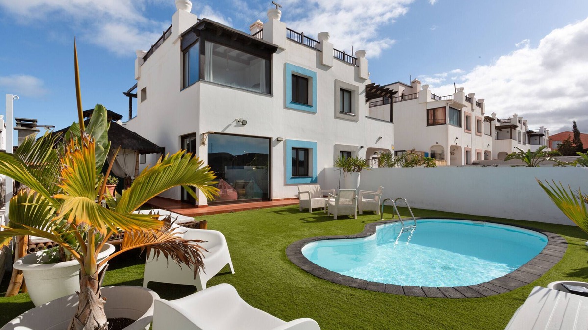 Geafond Villa | Vacation 'La Casa Del Volcano Corralejo' with Sea View, Private Pool and Wi-Fi