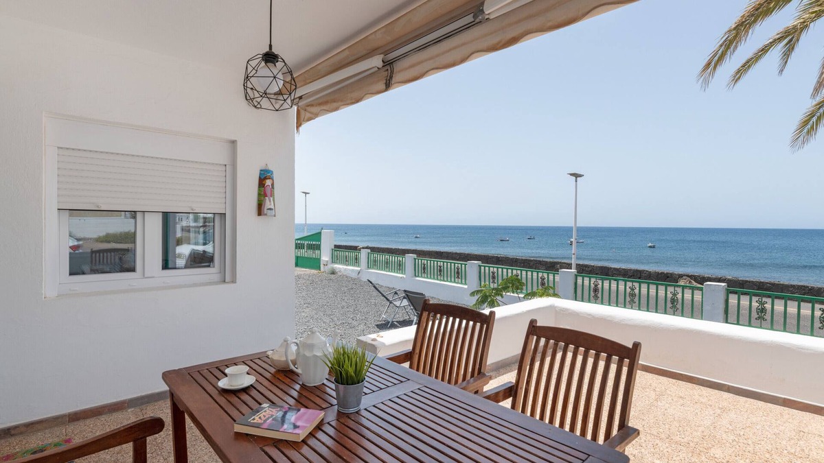 Playa Quemada Apartment | Vacation 'La Casa De La Playa' with Sea View, Wi-Fi and Air Conditioning