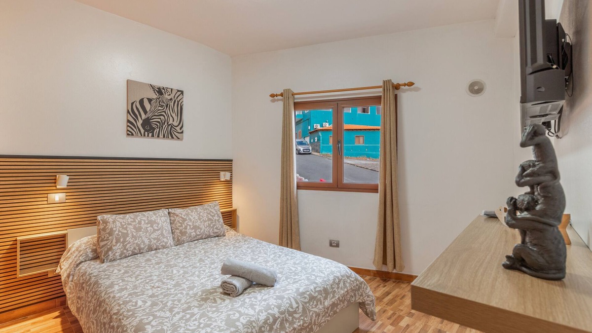 Sardina Apartment | Vacation 'Las Sirenas Ii' with Wi-Fi and Air Conditioning