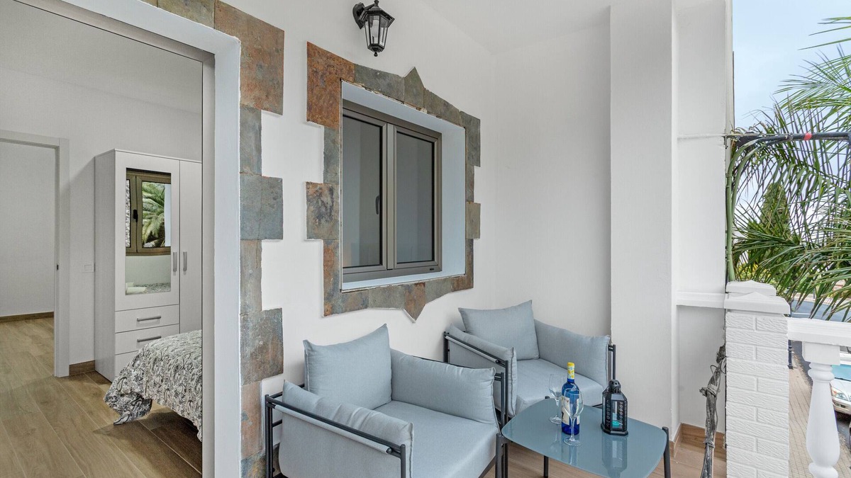 Las Vegas Apartment | Vacation 'Lola' with Mountain View, Private Terrace and Wi-Fi