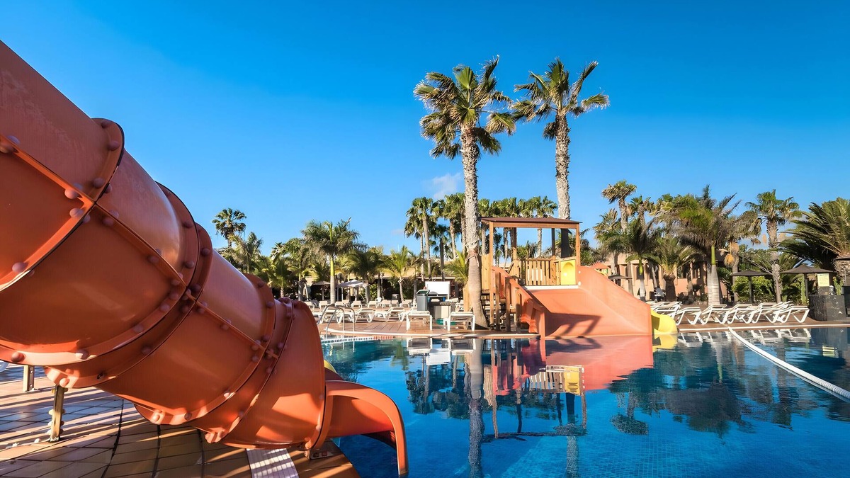 Corralejo Apartment | Vacation 'Oasis Duna Casa Elena' with Shared Pool, Balcony and Wi-Fi