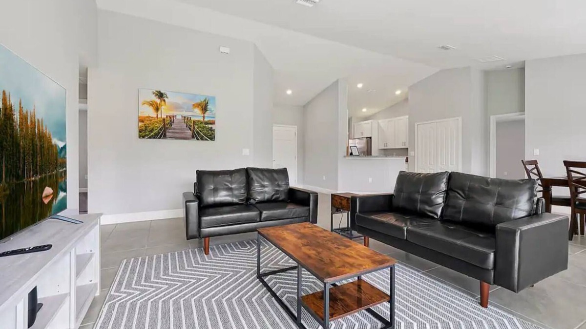 Poinciana House | Vacation Relax, Play and COMM Pool-20 Miles from Walt Disney World