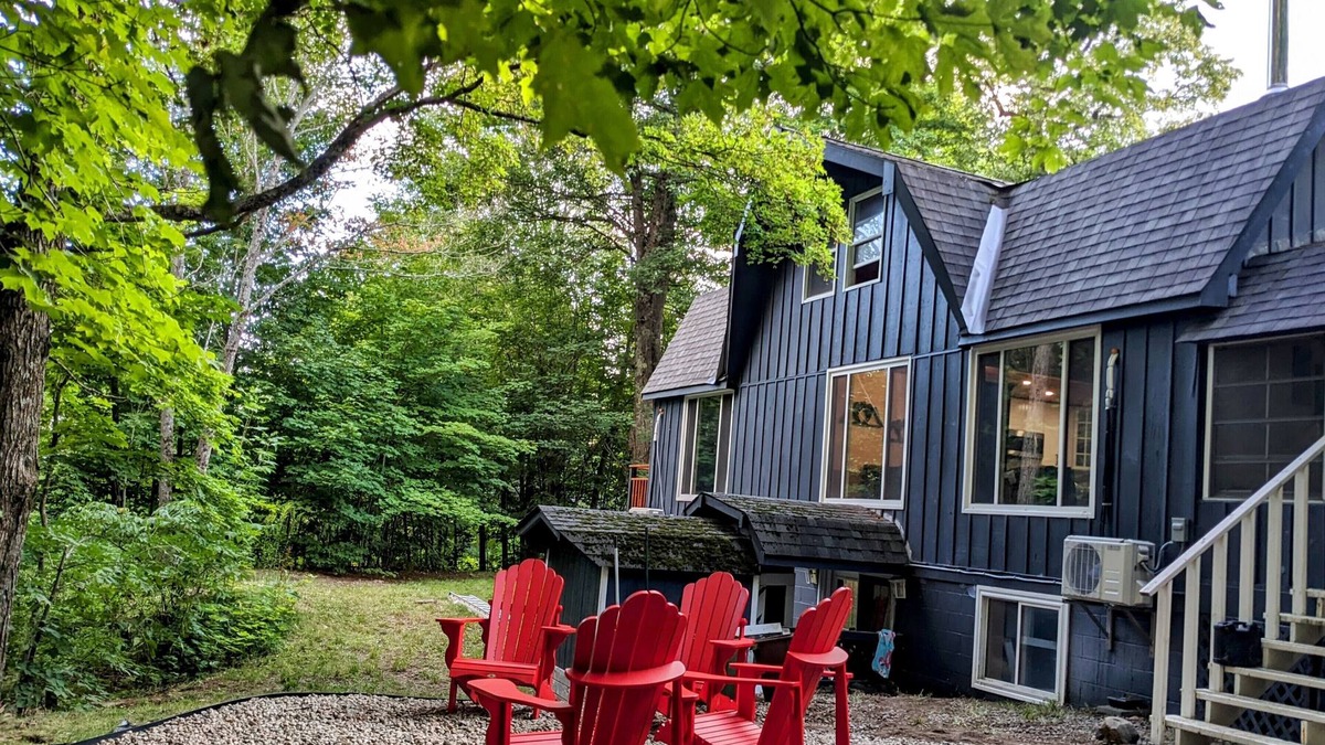 Huntsville Cottage | Vacation retreat in Muskoka's Hidden Valley! Walk to ski hill or beach.