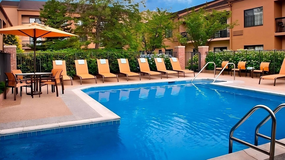 Middletown Hotel | Vacation Starts Here! Near Newport State Airport, w/Pool, Pets are Allowed Here