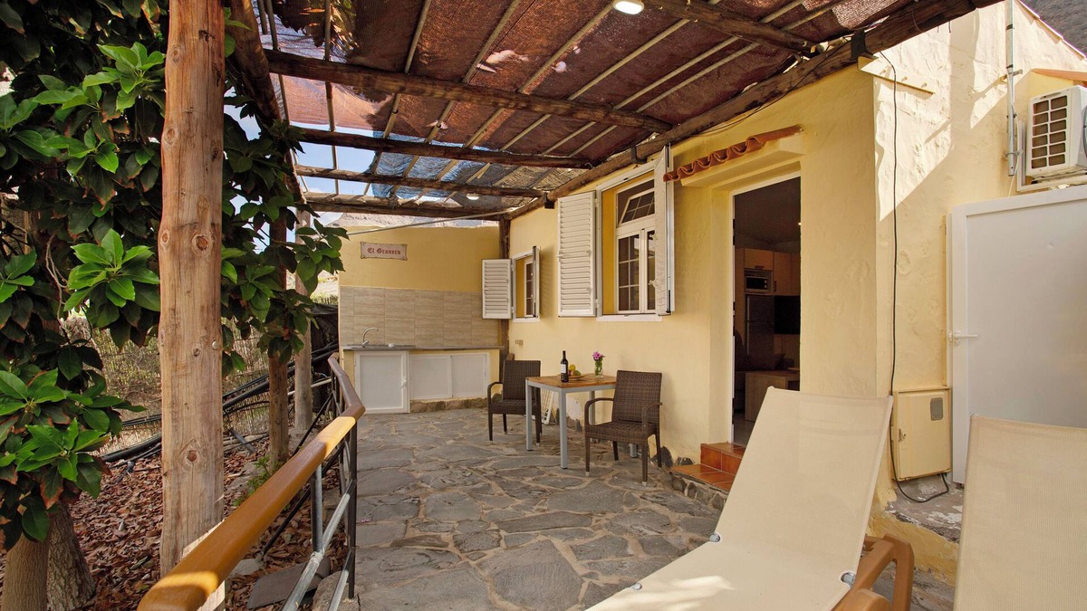 Mogan Apartment | Vacation Studio 'El Granero Paraiso Del Molinero' with Sea View, Wi-Fi and Air Conditioning