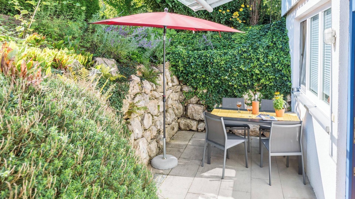 Ueberlingen Apartment | Vacation Studio "Grünspecht" with Wi-Fi, Garden & Terrace