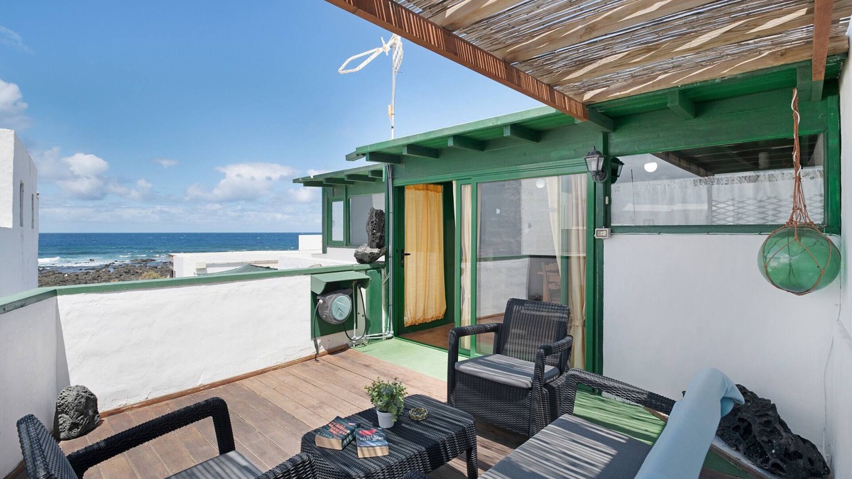 El Golfo Apartment | Vacation Studio 'La Chalanita' with Sea View, Private Terrace and Wi-Fi