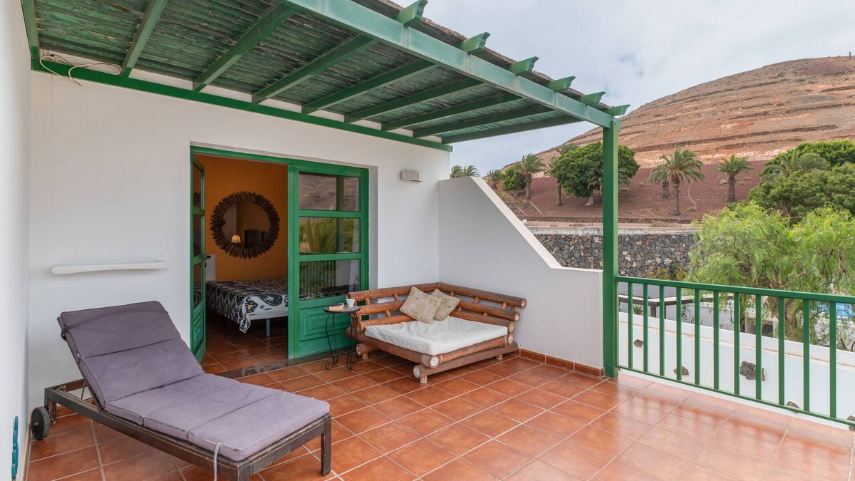 Yaiza Apartment | Vacation 'Suite Con Terraza' with Wi-Fi and Air Conditioning