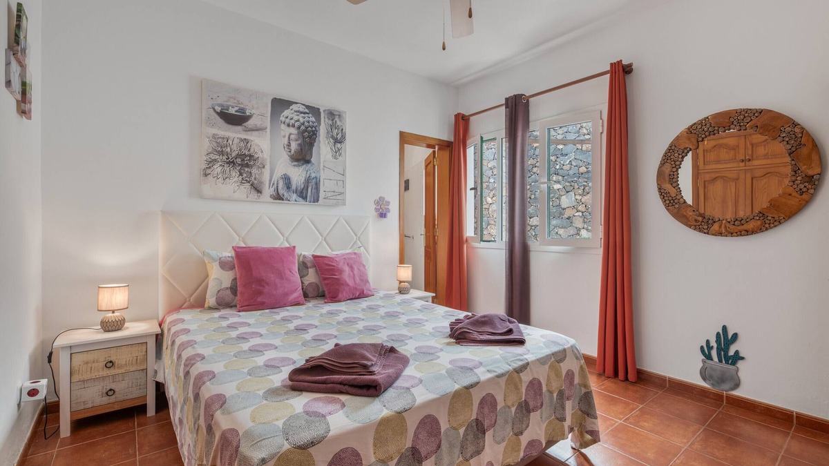Yaiza Apartment | Vacation 'Suite Con Vistas A Montaña' with Shared Pool, Wi-Fi and Air Conditioning