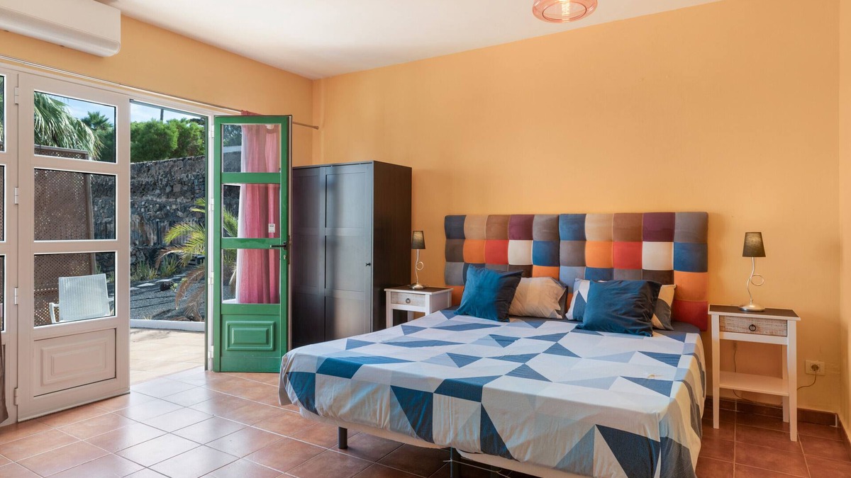 Yaiza Apartment | Vacation 'Suite Junior Con Vistas Al Jardin' with Mountain View, Wi-Fi and Air Conditioning