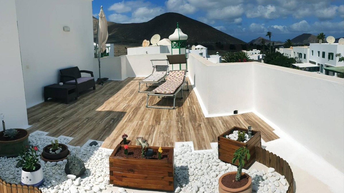 Yaiza Apartment | Vacation 'Suite Junior Con Terraza' with Wi-Fi and Air Conditioning