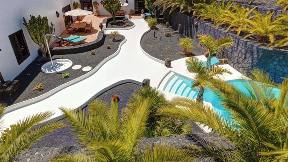 Teguise Villa | Vacation Villa 'El Cactus' with Shared Pool and Wi-Fi