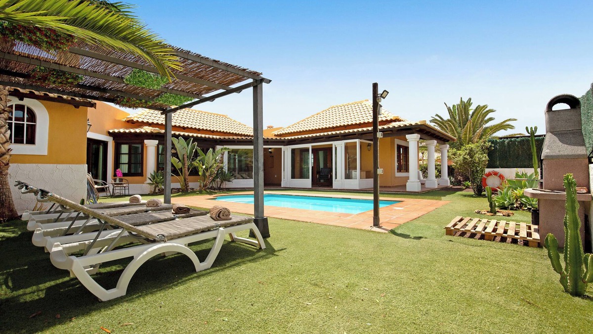 Corralejo Villa | Vacation Villa 'Villa Brisamar19' with Mountain View, Private Pool and Wi-Fi