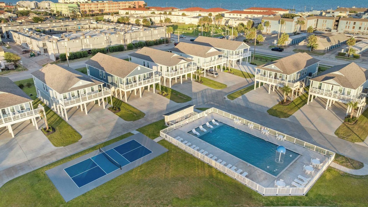 Galveston House | Vacation Villa: Walk to Beach!