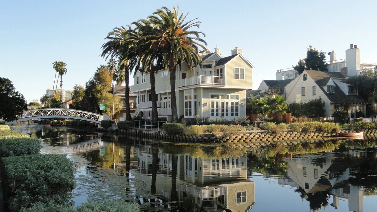 Venice Cottage | Vacay chalet a block to beach w two bikes pet friendly