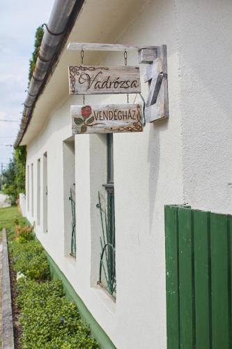 Racalmas House | Vadrózsa Vendégház Rácalmás