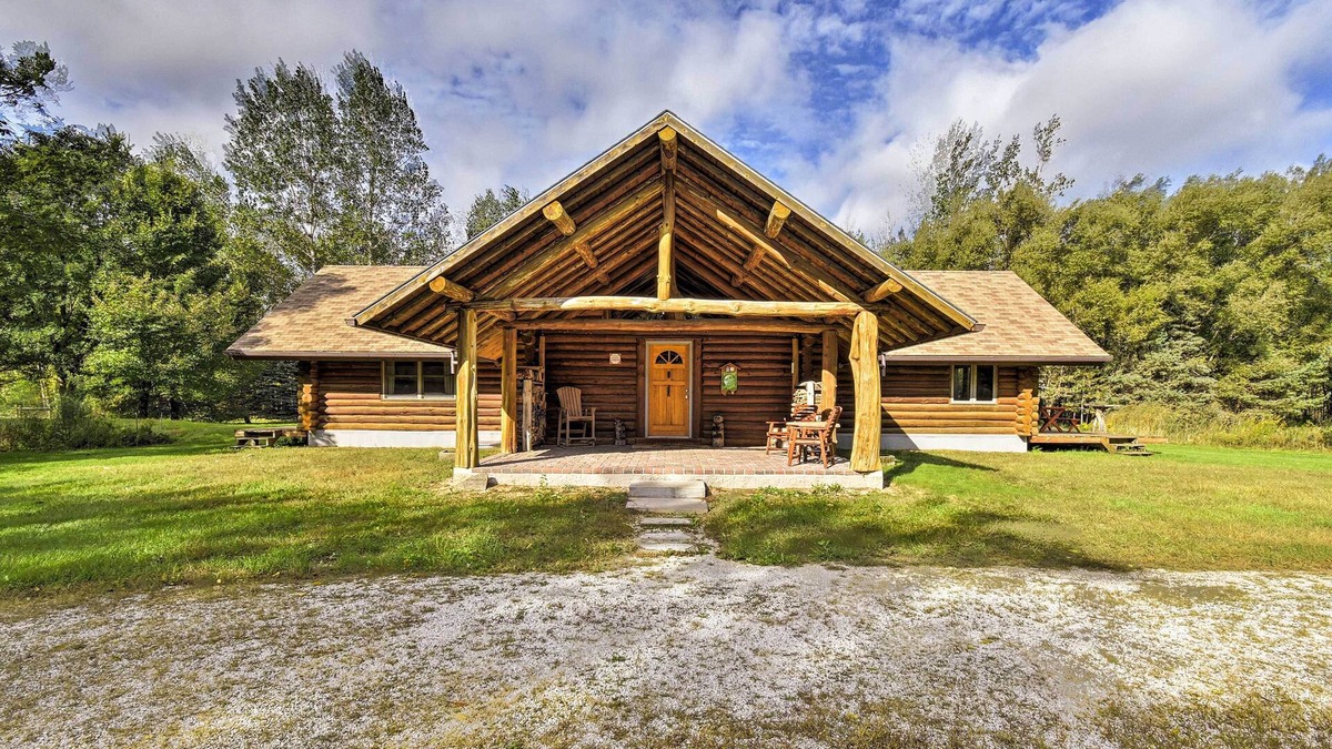 Valders Cabin | Valders Log Home near EEA Air Show & Sheboygan!