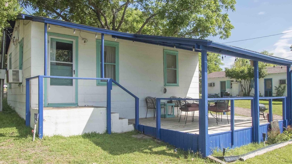 Kingsland Cottage | Valentine Lakeside Stand-alone Cottage 9