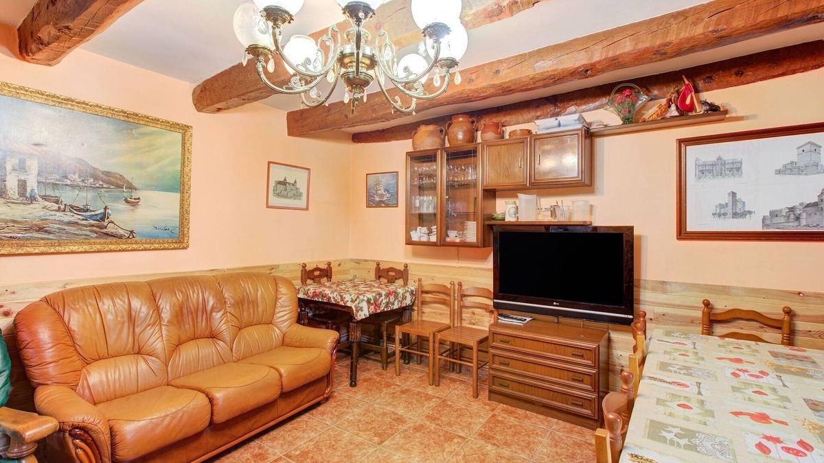Montemayor de Pililla Villa | Valladolid Retreat with Terrace
