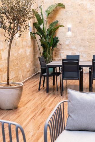 Floriana Apartment | Valletta Waterfront Backyard Flat by ArcoBnb