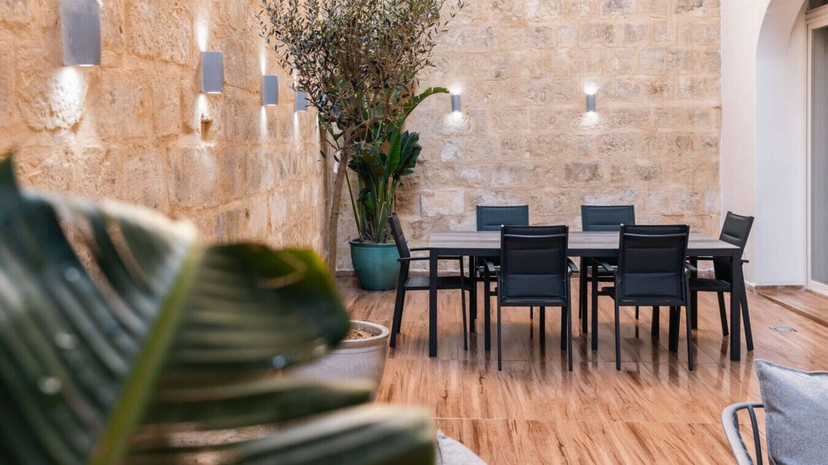 Floriana Apartment | Valletta Waterfront Backyard Flat by ArcoBnb