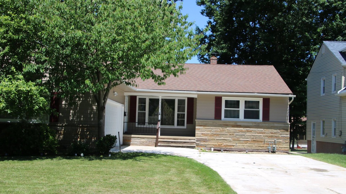Richmond Heights House | Valley Creek Place, A Charming 3-bedroom home with a Creek view & Wi-Fi
