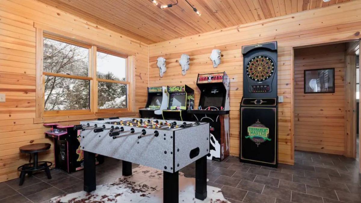 Coon Valley Cabin | Valley Lodge w/Hot Tub & Arcade.