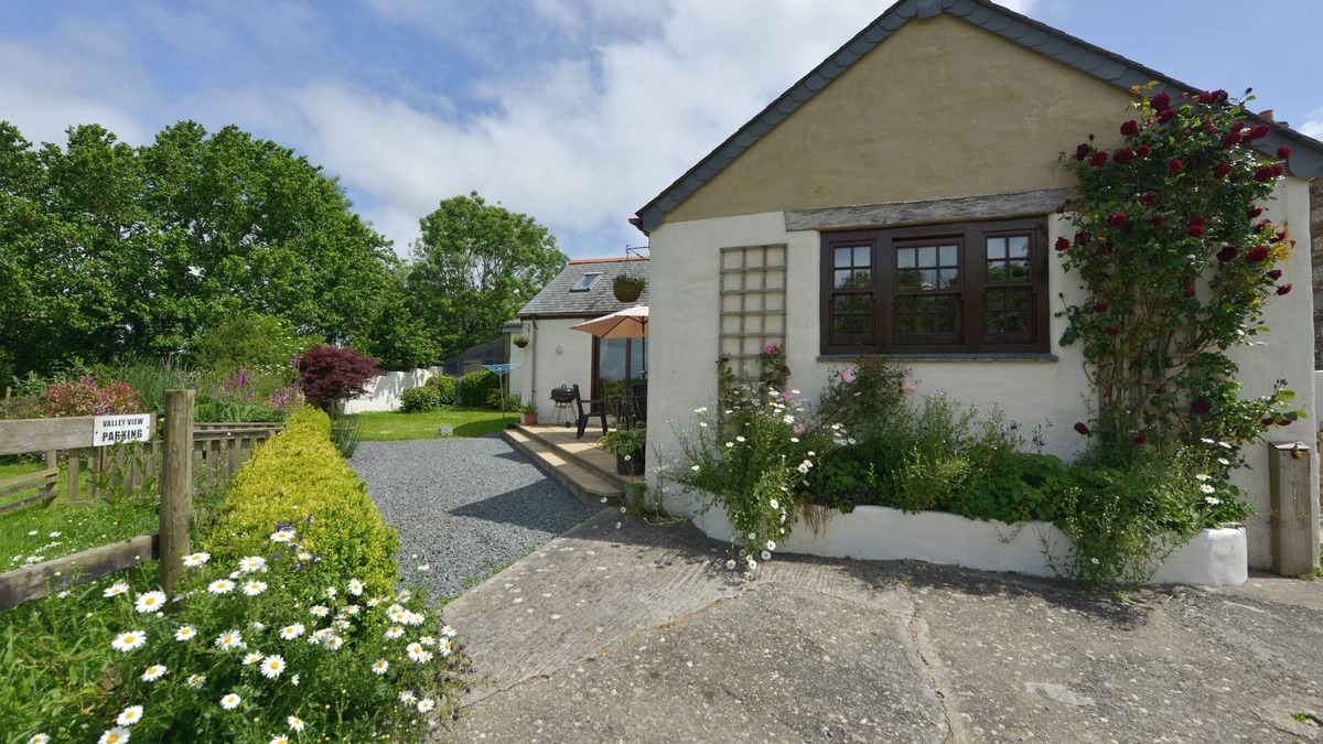 Helford Passage Cottage | VALLEY VIEW, family friendly, with a garden in Mawgan-In-Meneage