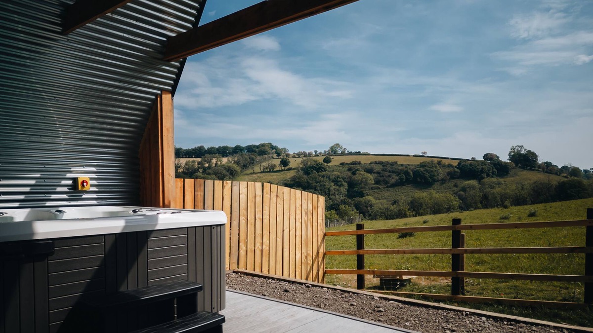 Llandysul Cottage | Valley View Hideaway - a cabin that sleeps 4 guests in 2 bedrooms