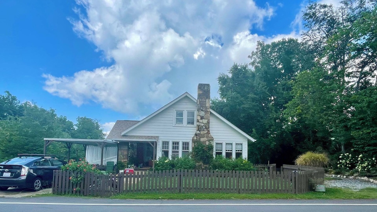 Mars Hill House | Valley View - In Town - Guest Suite