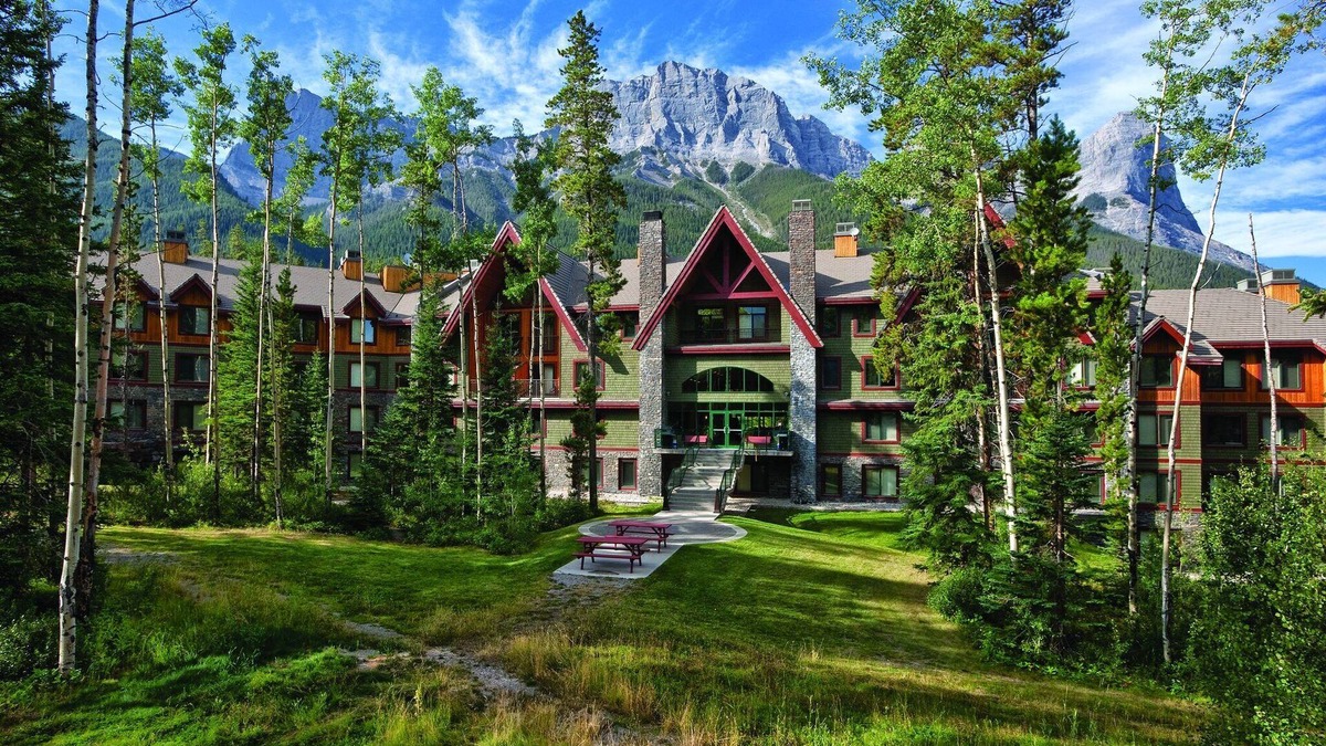 Canmore Resort | Valleys, meadows, rivers, and gorgeous lakes!