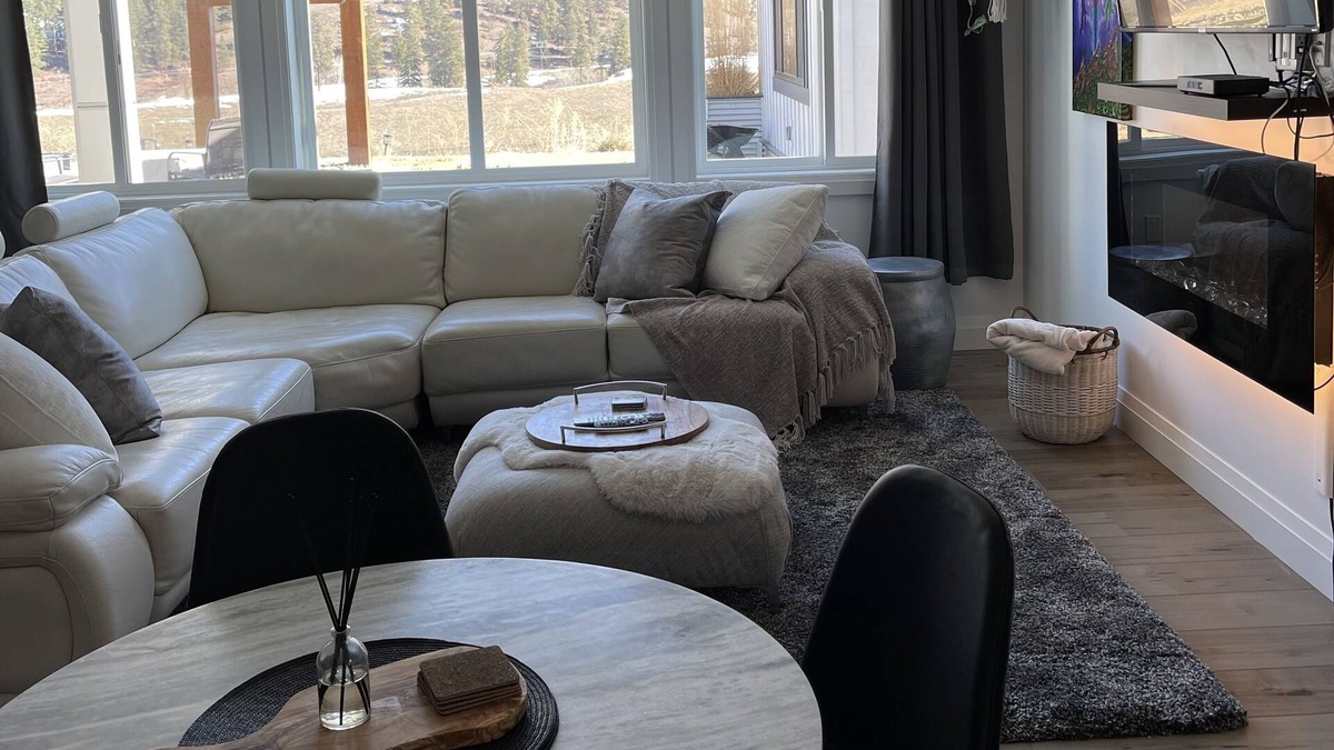 Central Okanagan House | Valleyview 2 Bedroom with Hot Tub and Games Room