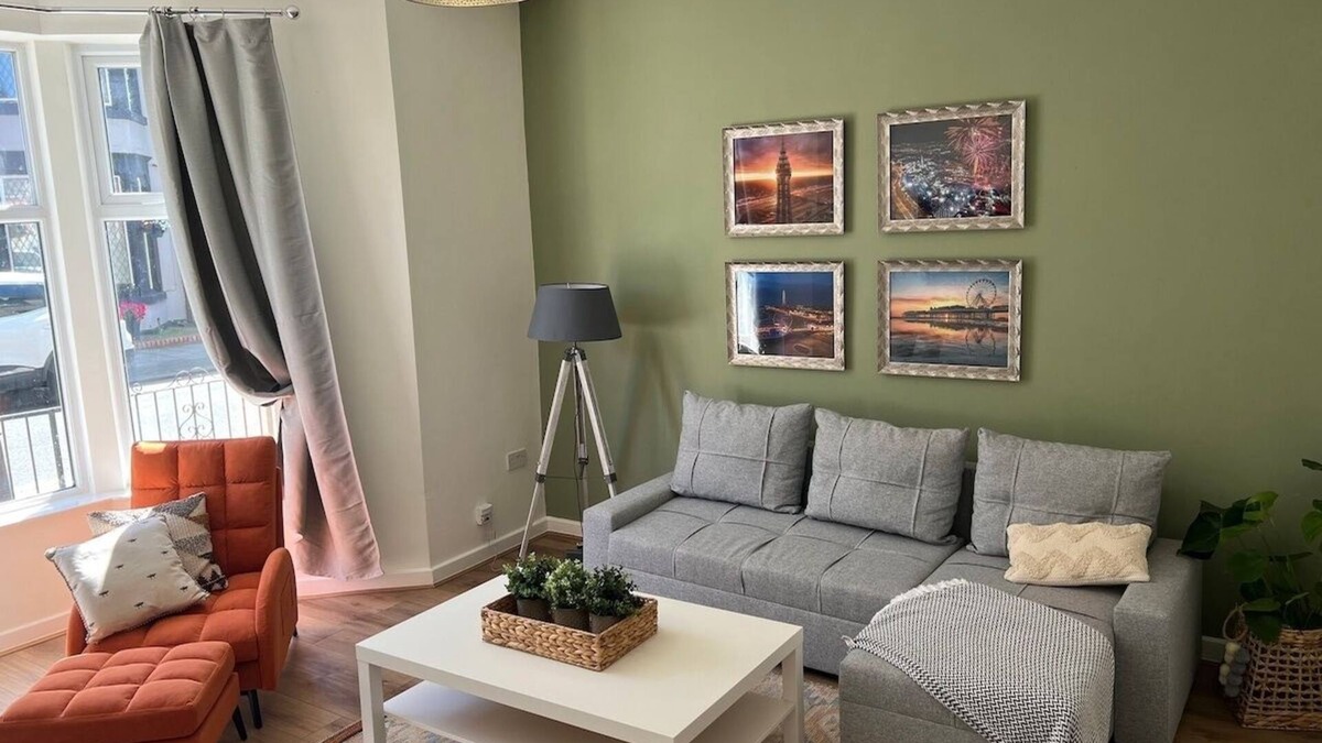 Blackpool Town Center Apartment | Vance Retreat-1. 3 Bed Sleeps 8.