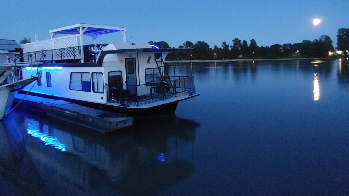 Queensborough Boat Rental | Vancouver 2 bedroom