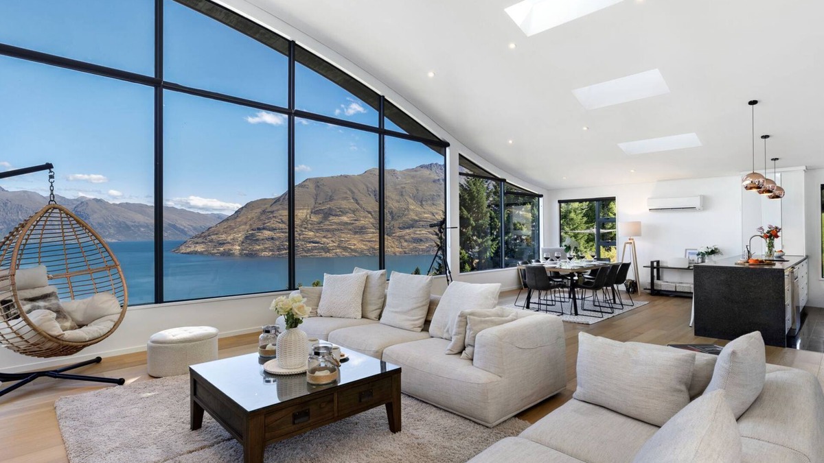 Fernhill House | Vanda Heights - Spa Pool - Spectacular Lake & Mountain Views